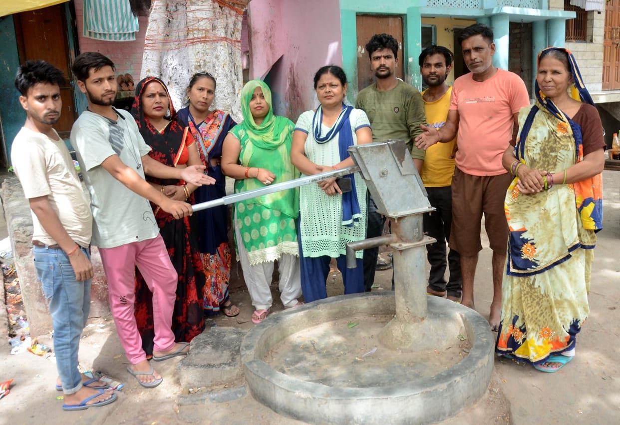 Aligarh: Four thousand people are drinking dirty water for six months