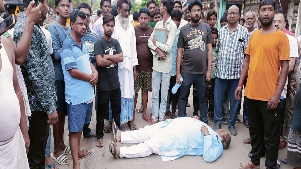 mp representative sp agrawal lying on the road protest against removal of encroachment in siddharthnagar
