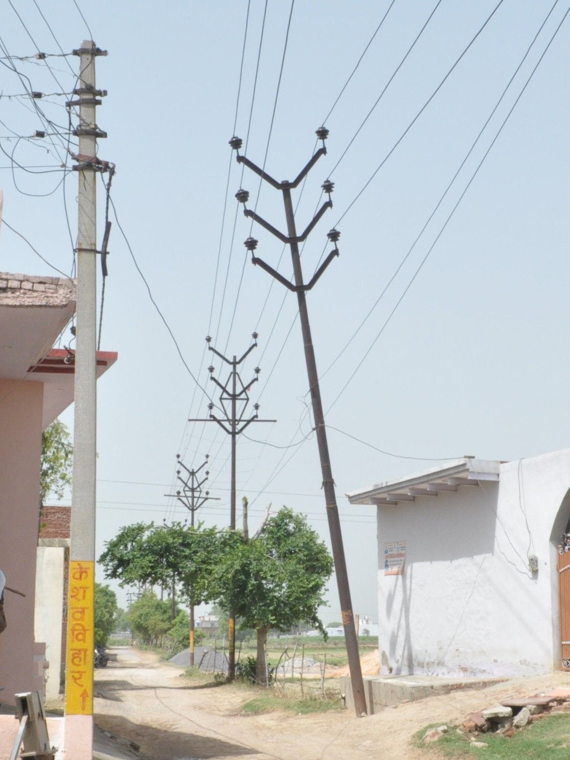 Hathras: Electricity crisis lasted for eight hours, the fun of Sunday holiday was gritty