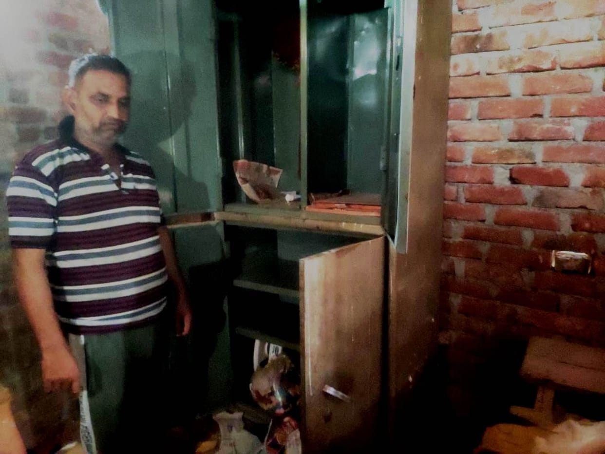 Thieves took away jewelry and goods by breaking the lock of the closed house