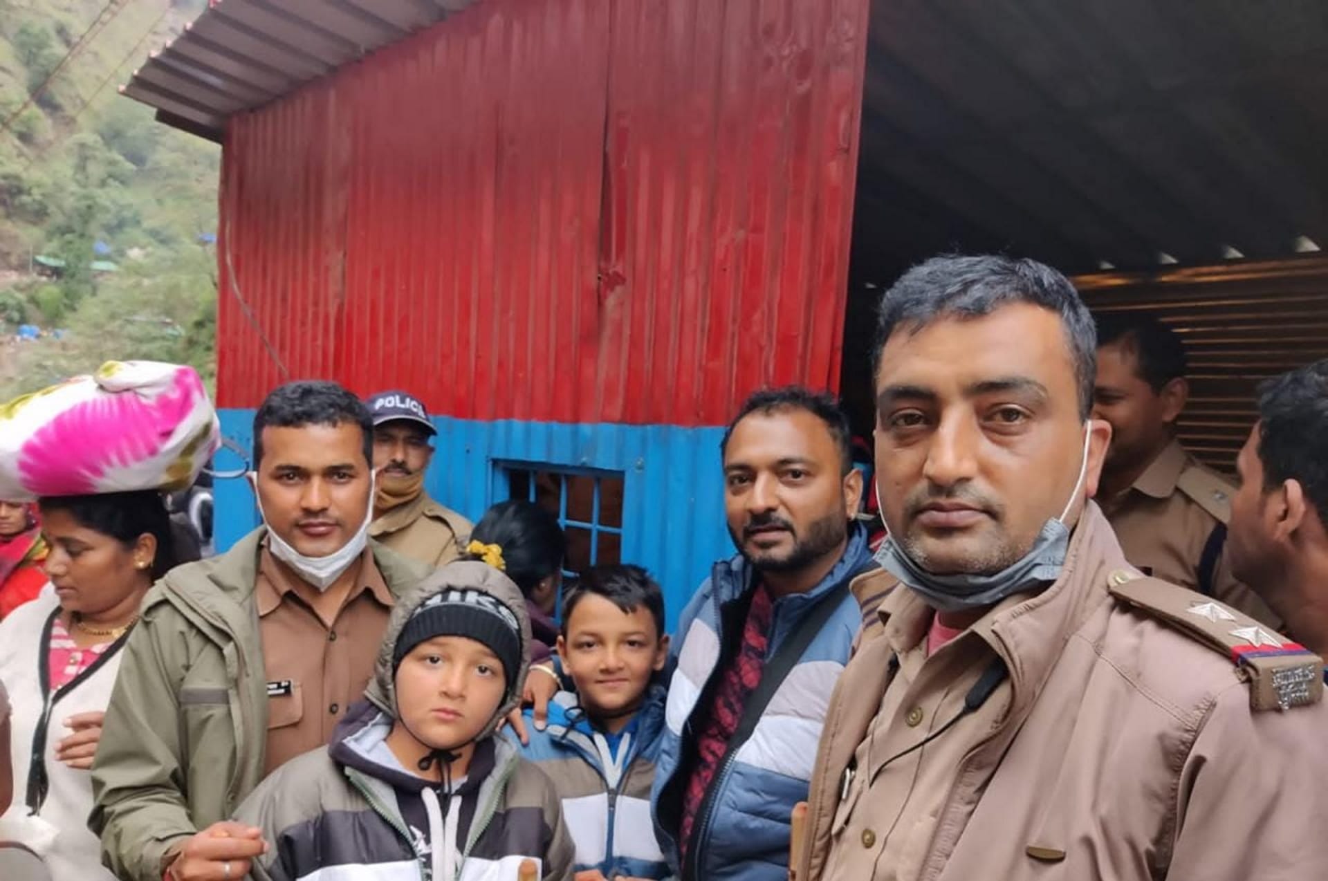 Mother love, Children separated from mother on Kedarnath walk, police found them after four hours, See photos
