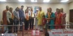 कार्यक्रम में अतिथियों को स्मृति चिन्ह देकर सम्मानित करते संस्था के सदस्य।