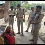 Prayagraj News :  बम फटने की घटना के बाद मौके पर पहुंचकर छानबीन करती पुलिस।