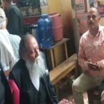 अदालत परिसर में वाद मित्र विजय शंकर रस्तोगी से गुफ्तगू करते हरिशंकर जैन और विष्णु जैन