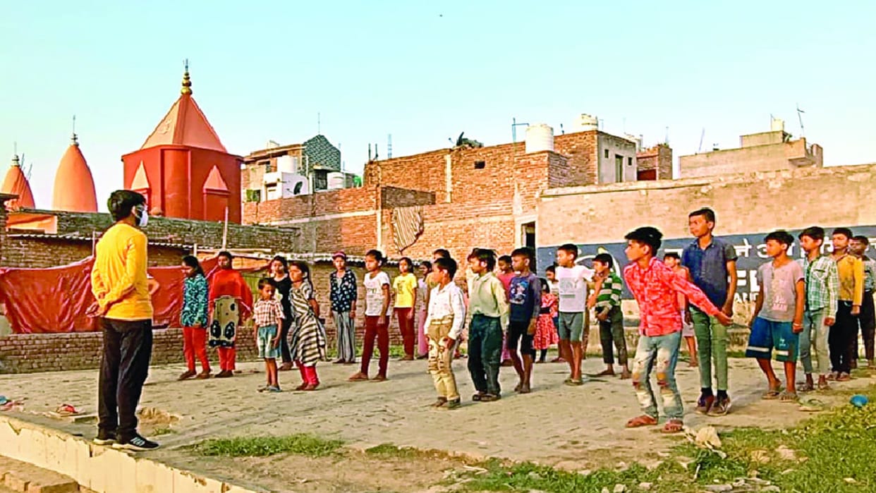 In Bhagya Vihar of Mundka eight persons are giving education to the children of poor sections.