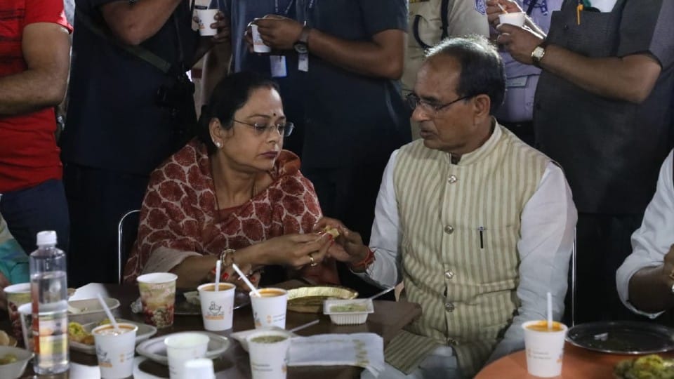 Indore: CM Shivraj, dressed in the colors of Indore, reached 56 shops with wife Sadhna, ditched pavbhaji, played drums in Malwa festival