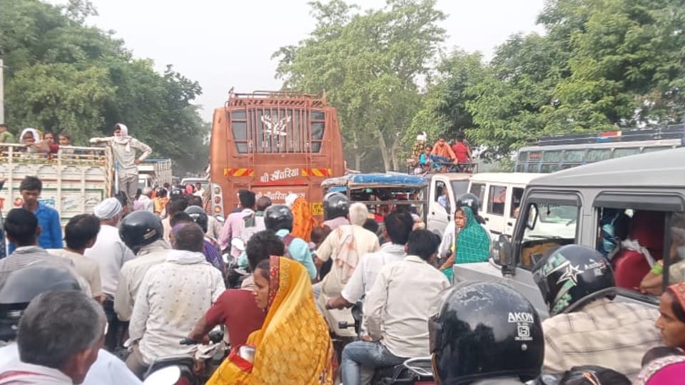 Somvati Amavasya 2022 huge crowd of pilgrims gathered on ganga ghats in kasganj