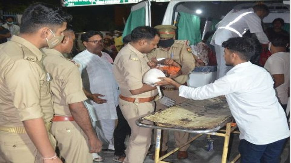 UP Police help after accident on the Agra-Jaipur highway