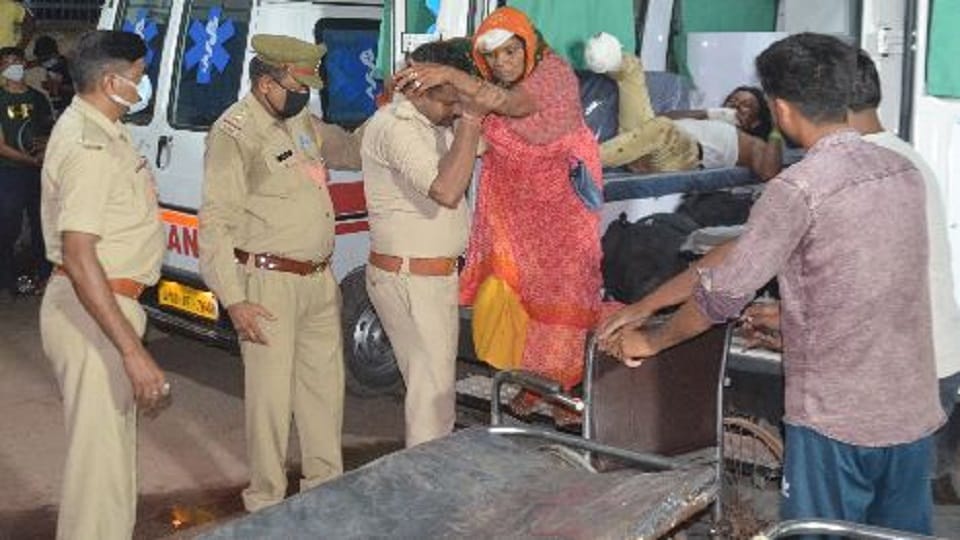 UP Police help after accident on the Agra-Jaipur highway