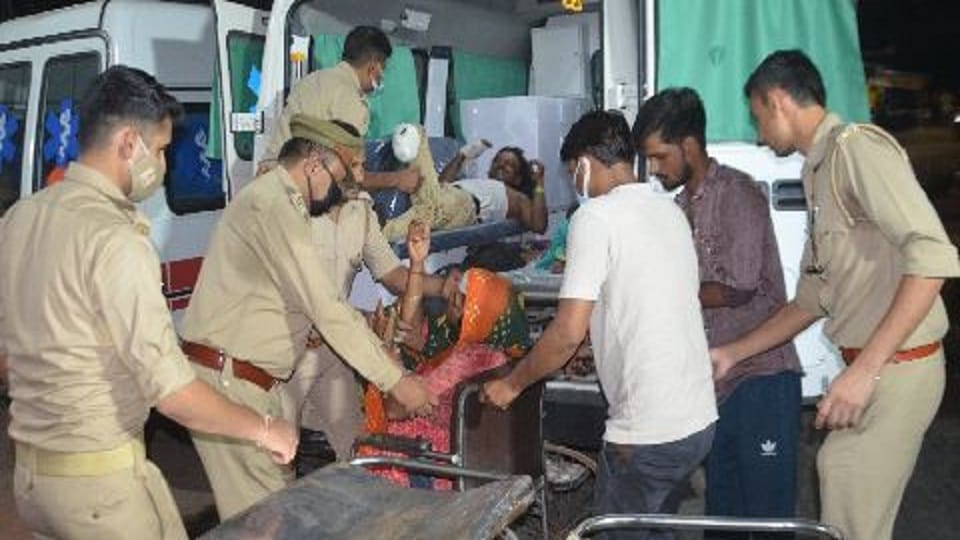 UP Police help after accident on the Agra-Jaipur highway
