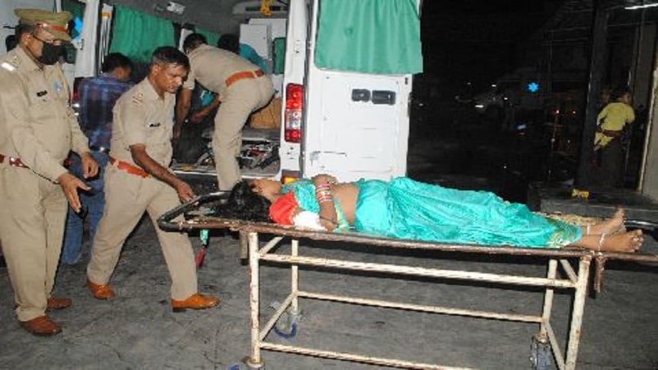 UP Police help after accident on the Agra-Jaipur highway