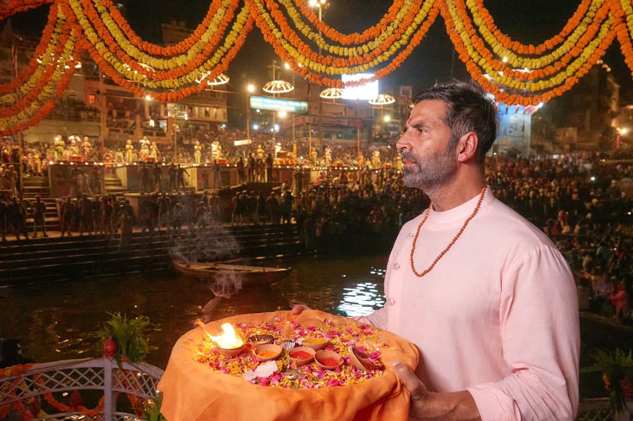 Akshay Kumar reached Varanasi before the release of 'Samrat Prithviraj', performed Ganga puja with emperor flag