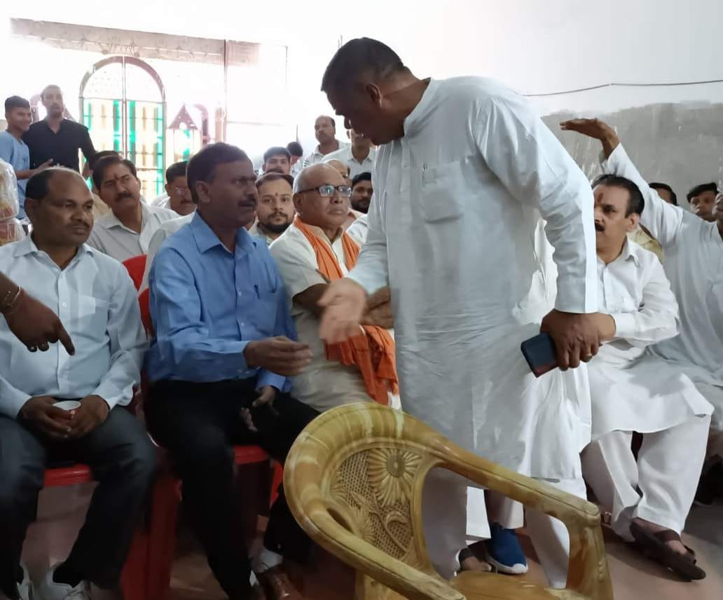 Two leaders of BJP clashed over sitting ahead in Mann Ki Baat program, fiercely fought