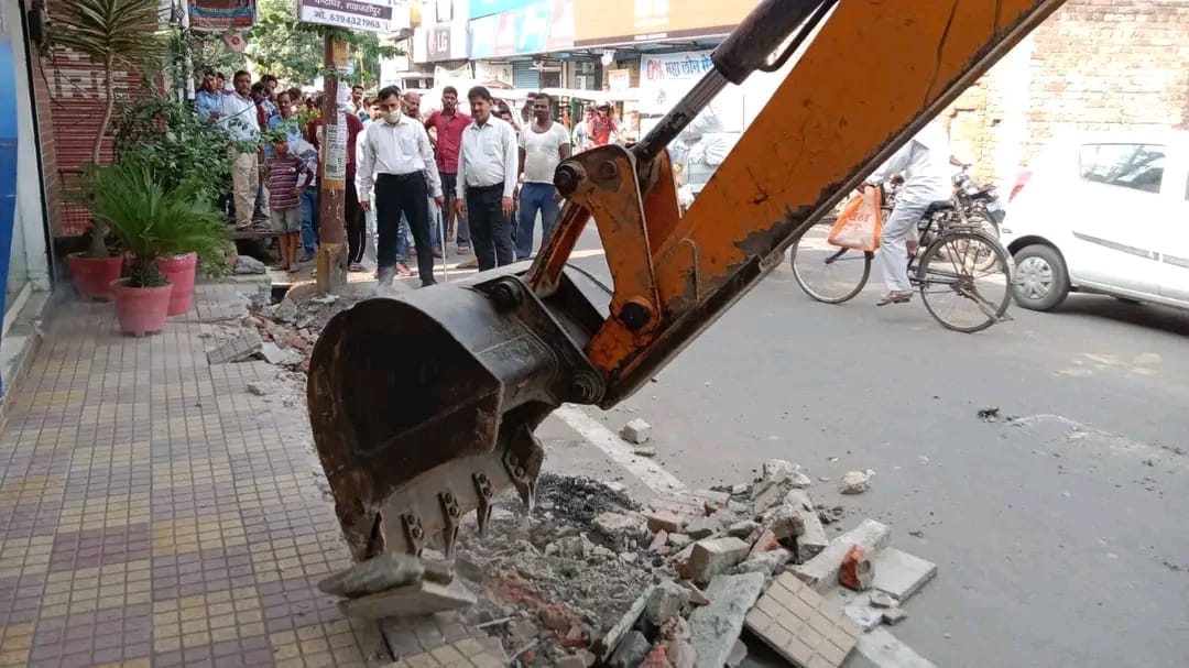 Bulldozer operated in Kalan, stopped on the protest of traders