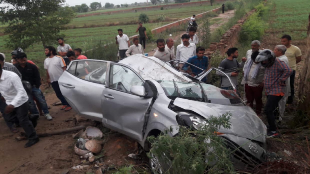 UP News: Two friend have died and three injured in car accident in Baghpat