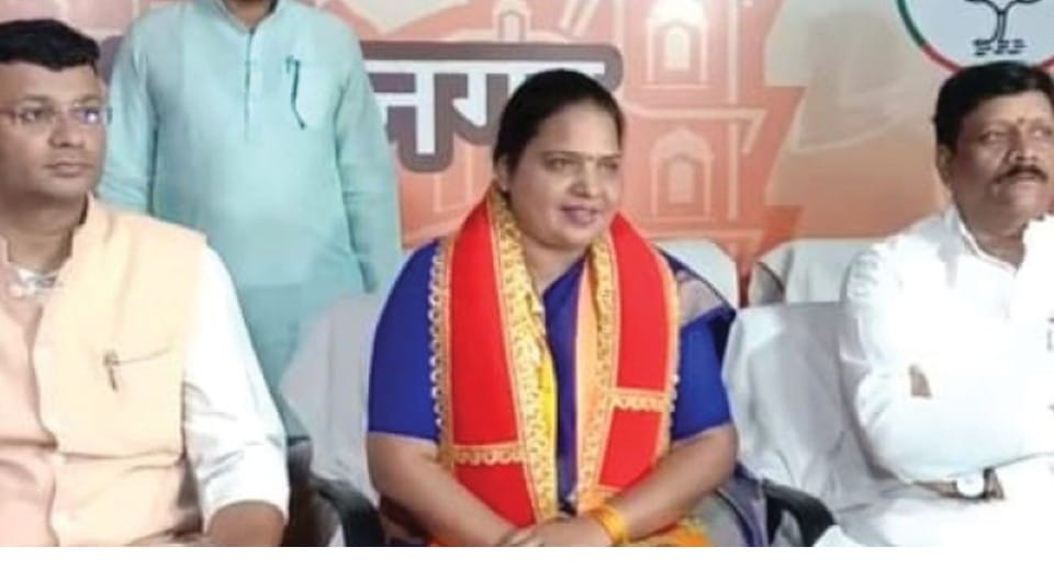 Indore News: Kavita Patidar, who reached Indore, took blessings by touching Tai's feet, said – I did not know that my name would be announced