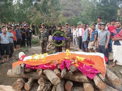 भिकियासैण में सूबेदार चंदन सिंह को अंतिम सलामी देते सेना के अधिकारी।