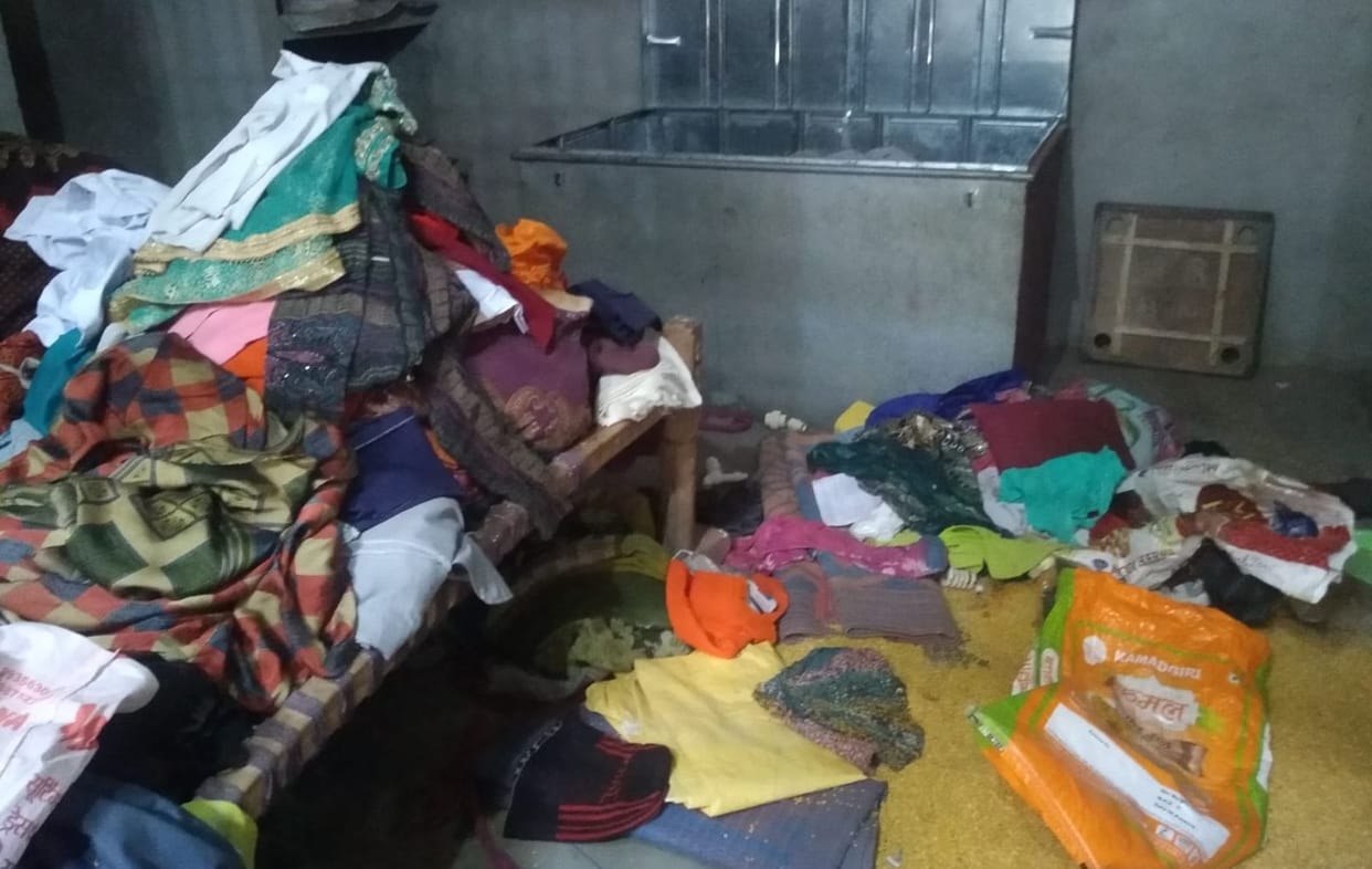 Cash jewelery stolen by breaking the lock of Shikshamitra's house