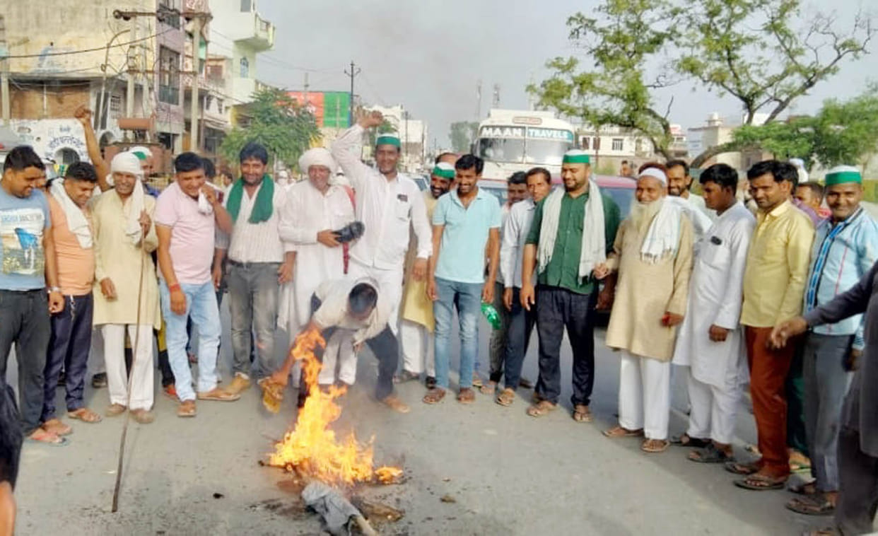 BKU activists burn effigy of Karnataka government