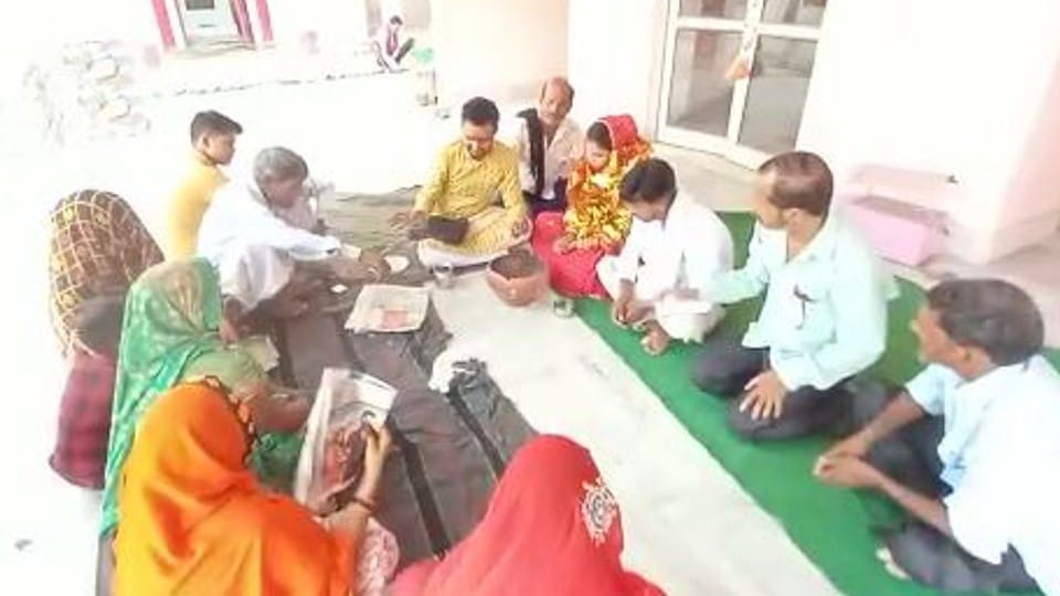 boyfriend and girlfriend got married in the temple in Mainpuri