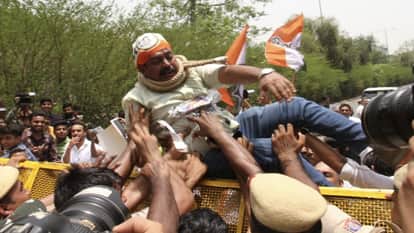 दिल्ली कांग्रेस का केजरीवाल के घर के बाहर प्रदर्शन