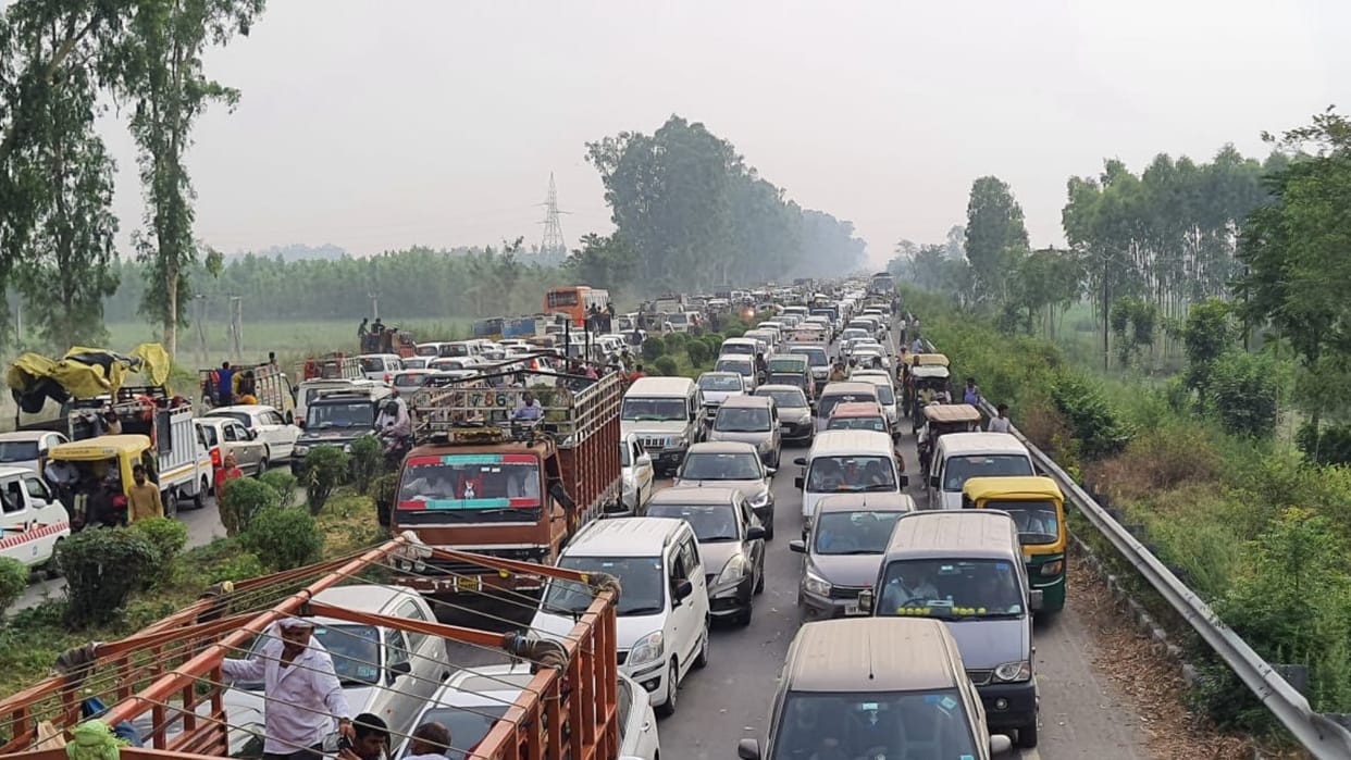 Amroha delhi lucknow highway sees huge jam on vat amavasya travellers faces problem in hot weather