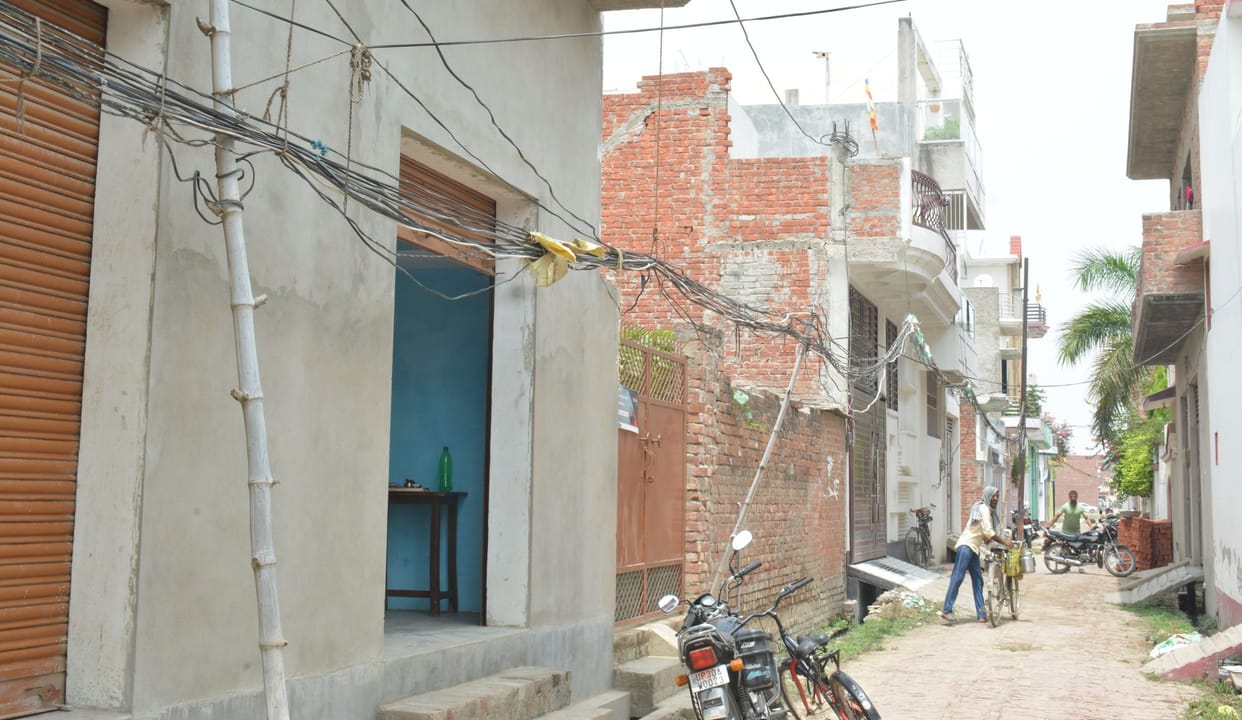 hardoi news,Somewhere waiting for the line and somewhere the need for pillars