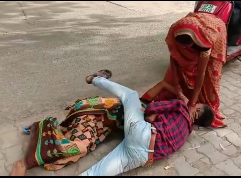hardoi news,The couple clashed at the gate of the SP office, fiercely fighting