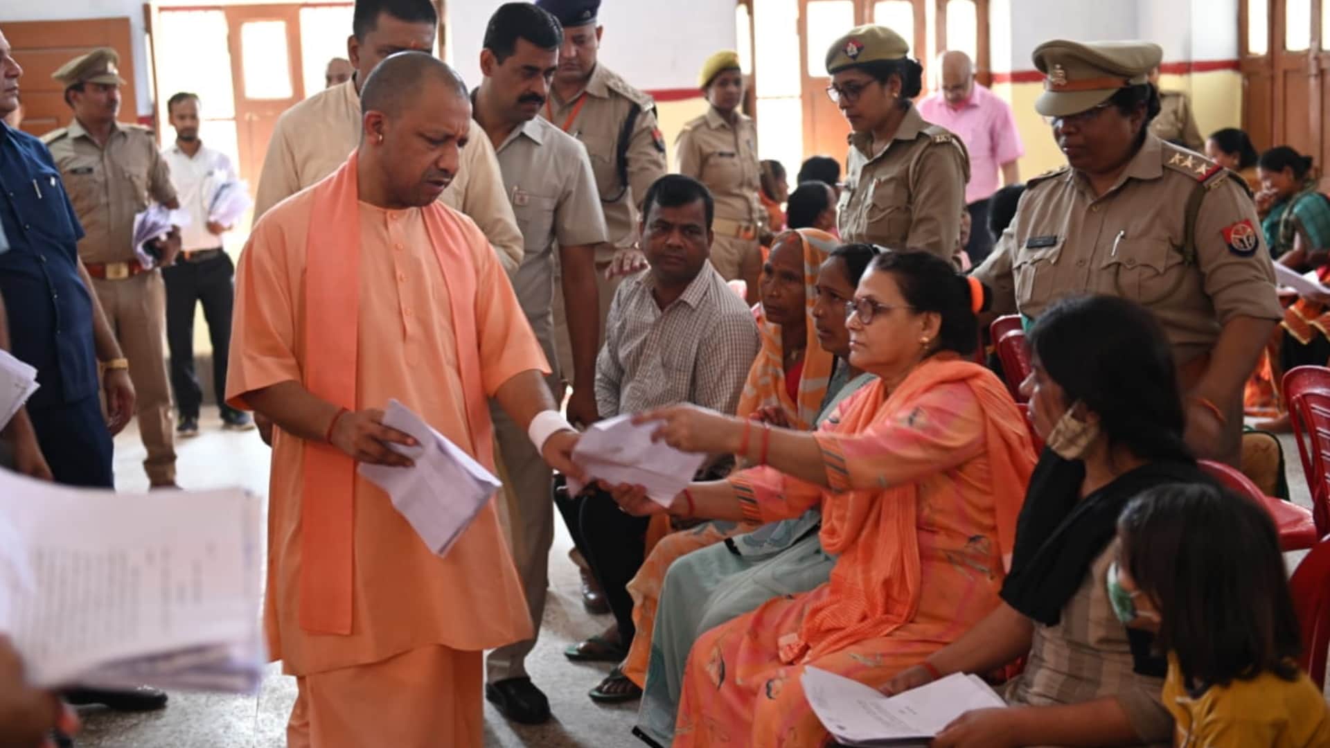 Janta Darbar CM Yogi listened to complaint in Gorakhpur