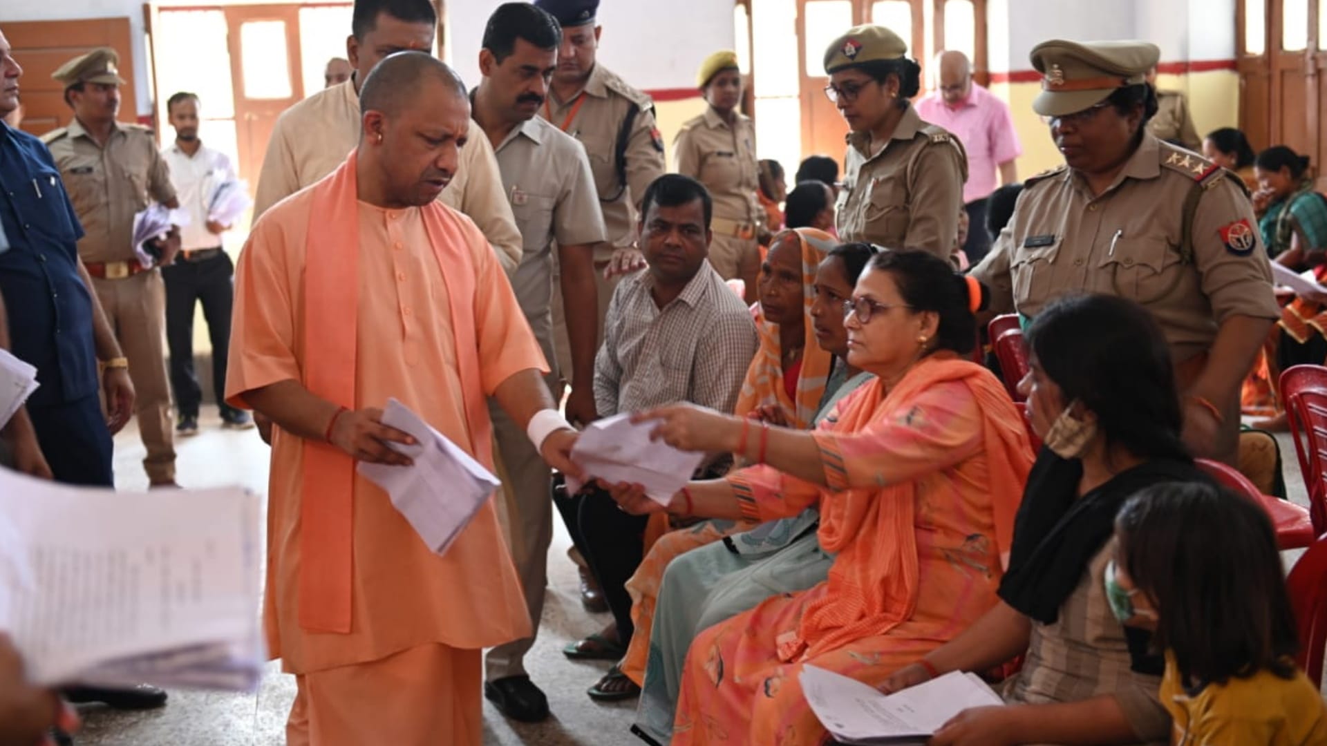 Janta Darbar CM Yogi listened to complaint in Gorakhpur