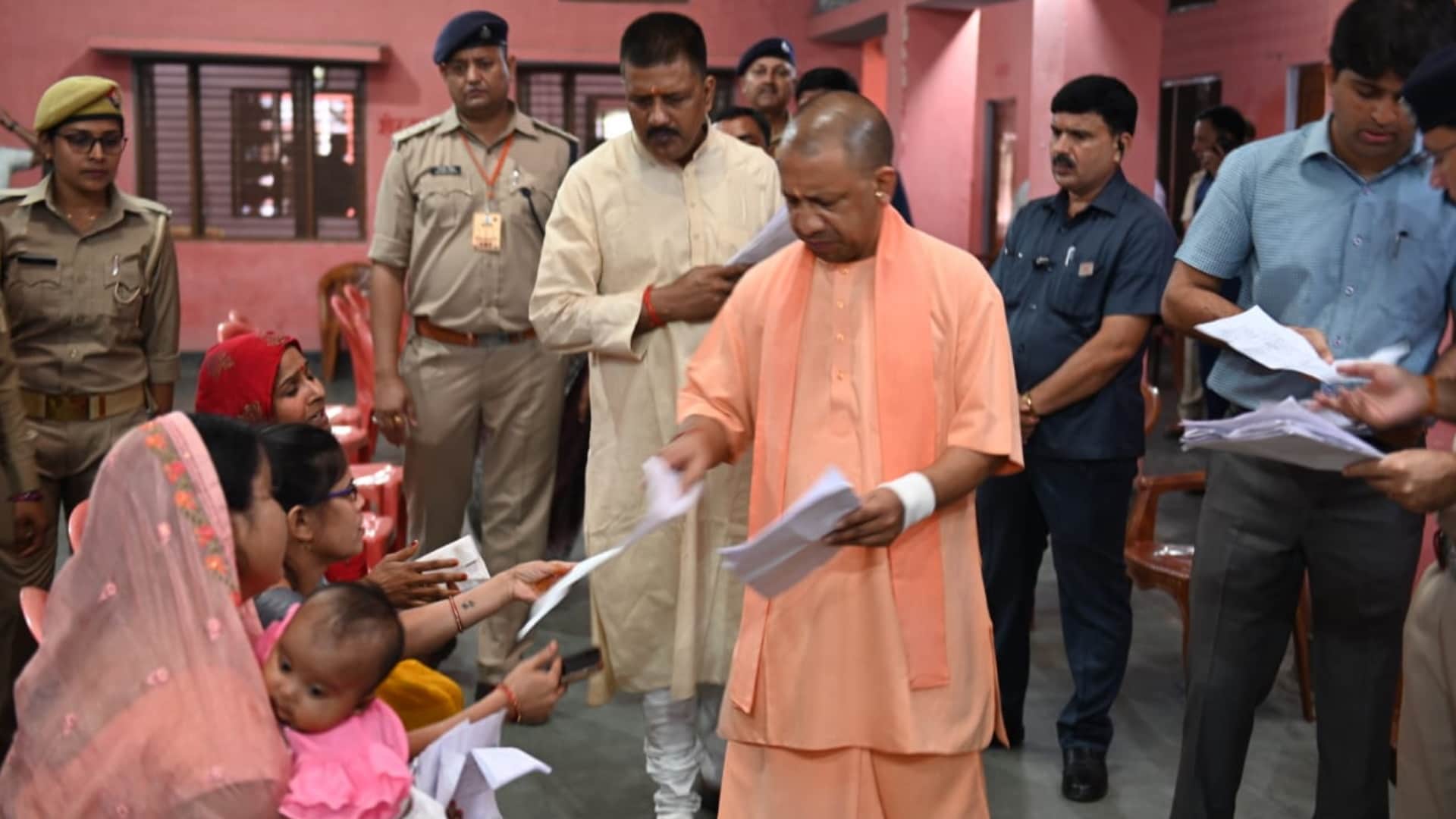 Janta Darbar CM Yogi listened to complaint in Gorakhpur