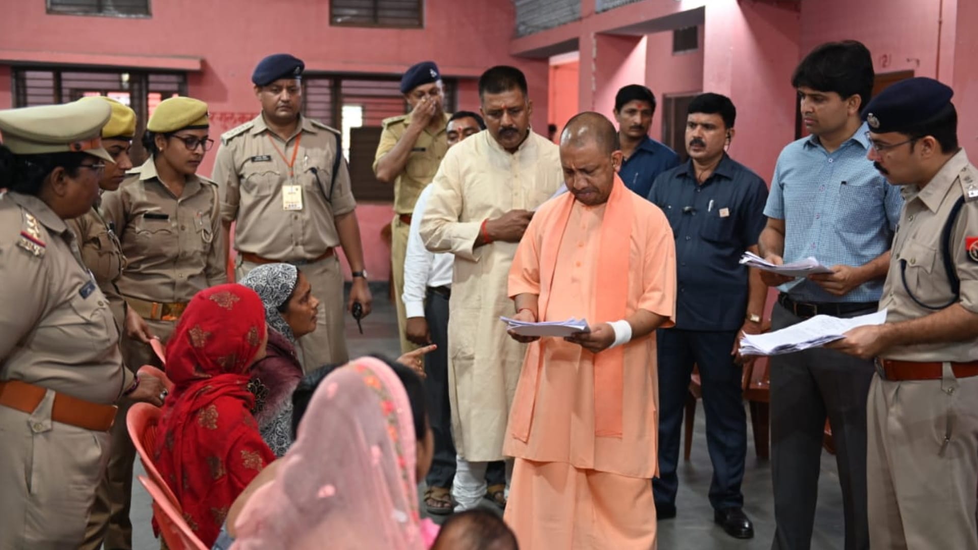 Janta Darbar CM Yogi listened to complaint in Gorakhpur