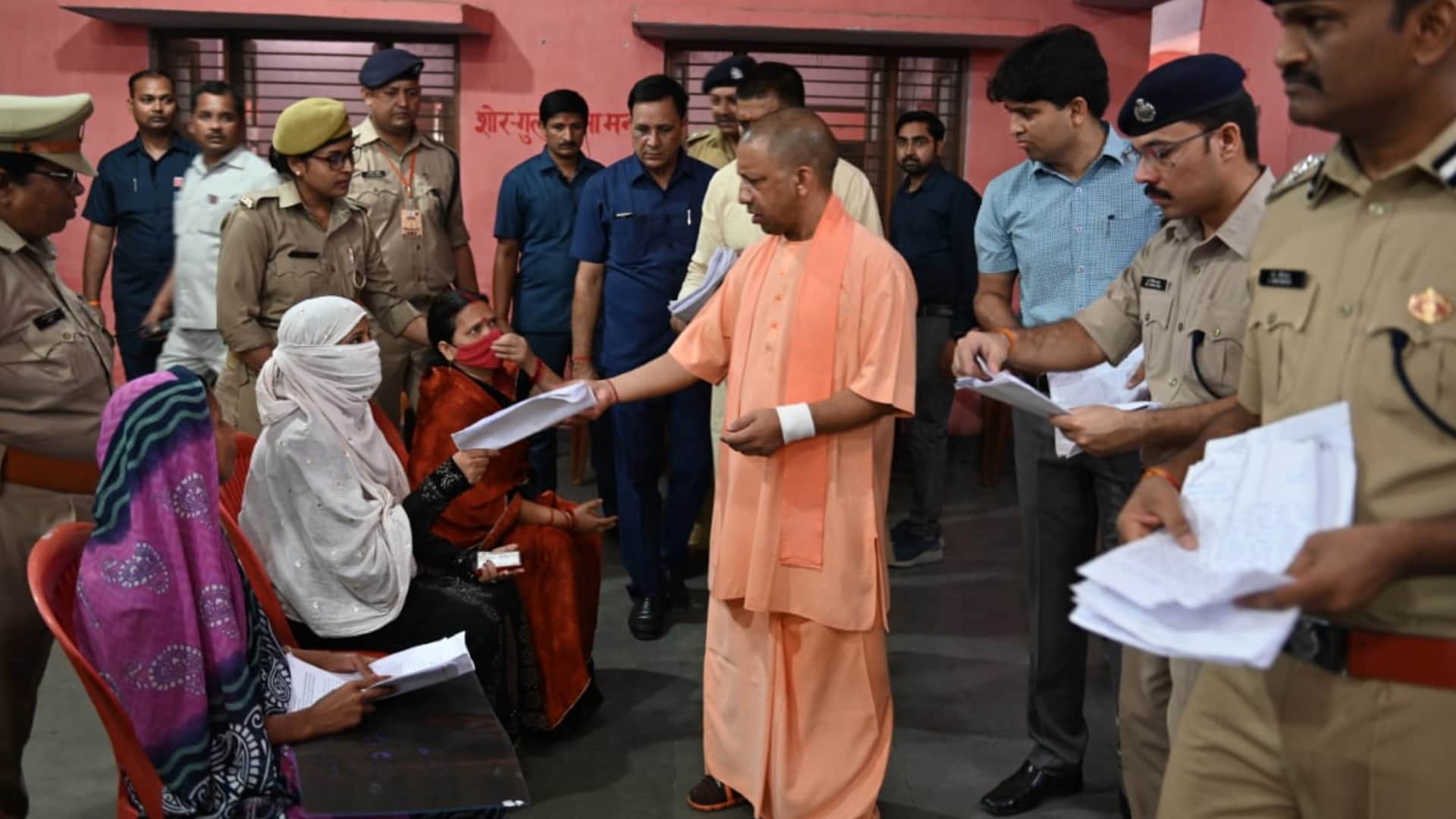 Janta Darbar CM Yogi listened to complaint in Gorakhpur