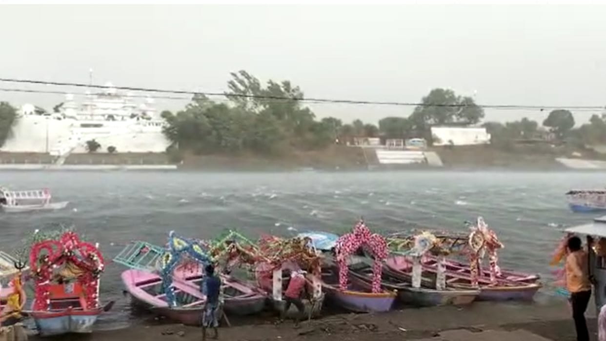 Jabalpur: Strong winds changed the edge of Narmada, river seen flowing from west to east, video viral