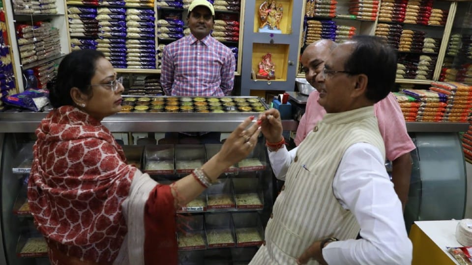 Indore: CM Shivraj, dressed in the colors of Indore, reached 56 shops with wife Sadhna, ditched pavbhaji, played drums in Malwa festival