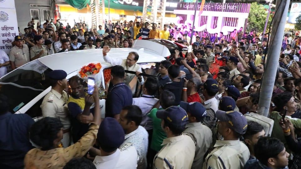 Indore: CM Shivraj, dressed in the colors of Indore, reached 56 shops with wife Sadhna, ditched pavbhaji, played drums in Malwa festival