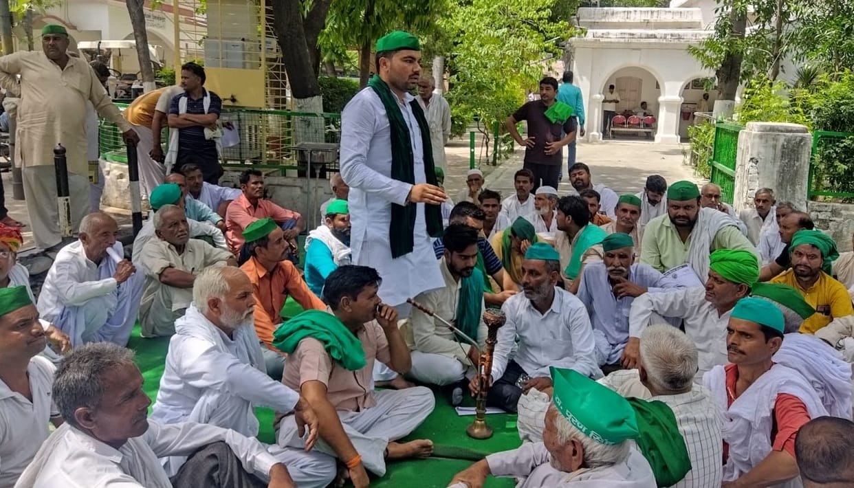 Farmers protest in Collectorate, protest against electricity meter