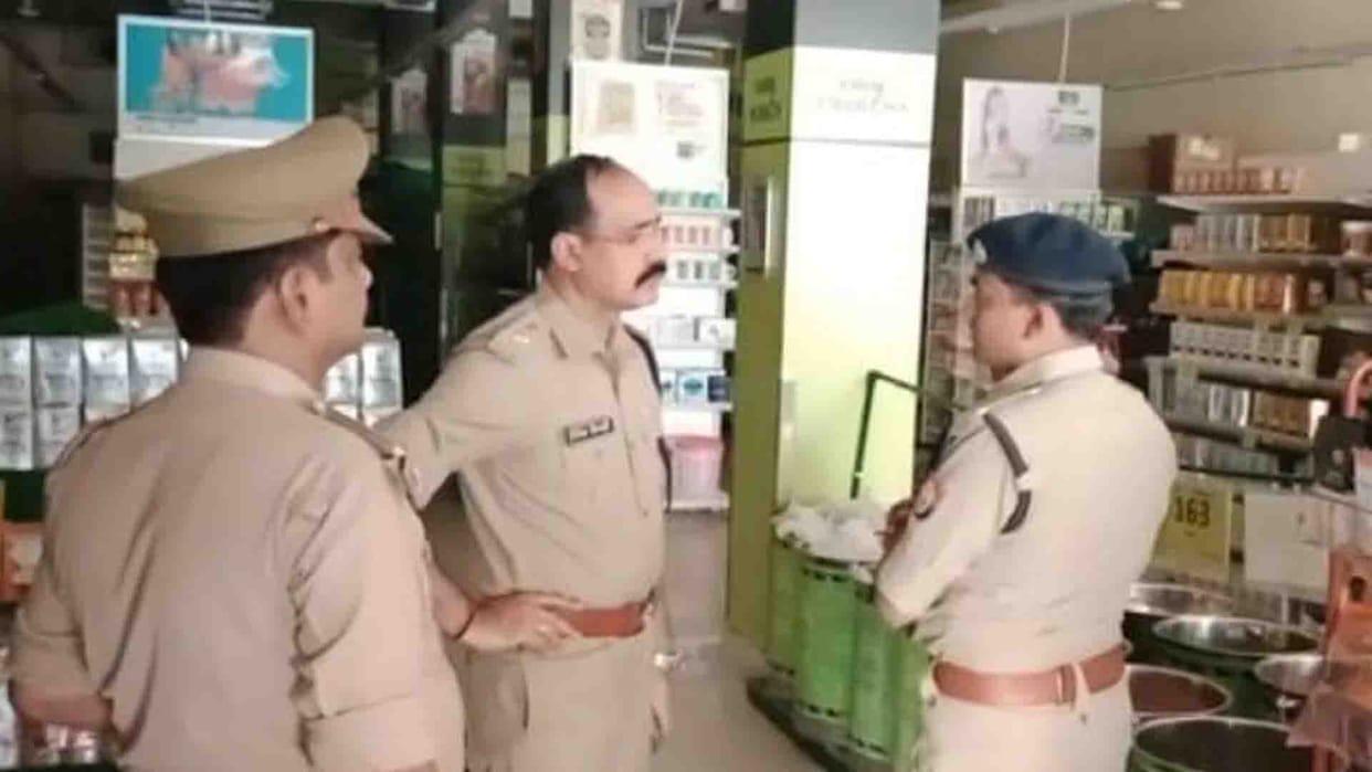 miscreant took three employees hostage and looted eight lakhs