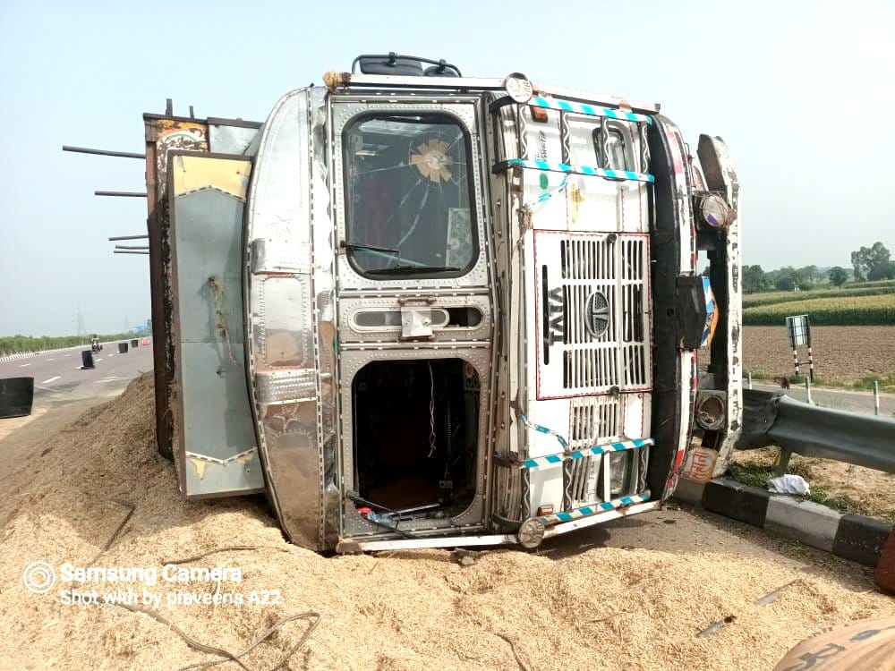 DCM collided with overturned truck in expressway in Kannauj, driver died and three others injured