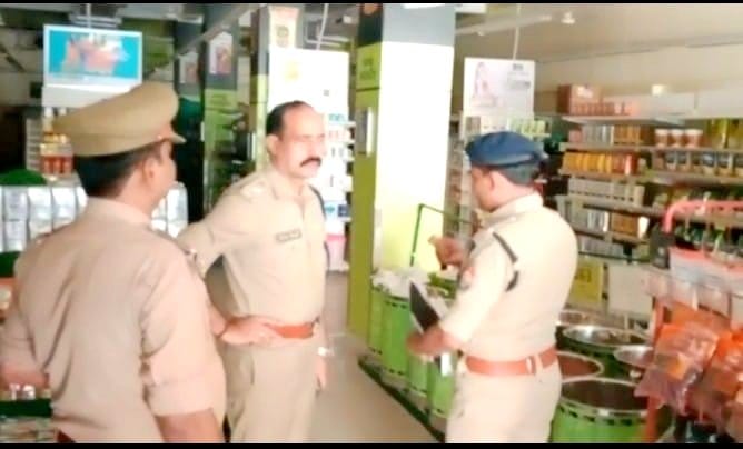 Criminals targeted the supermarket in Unnao, looted lakhs at gun point