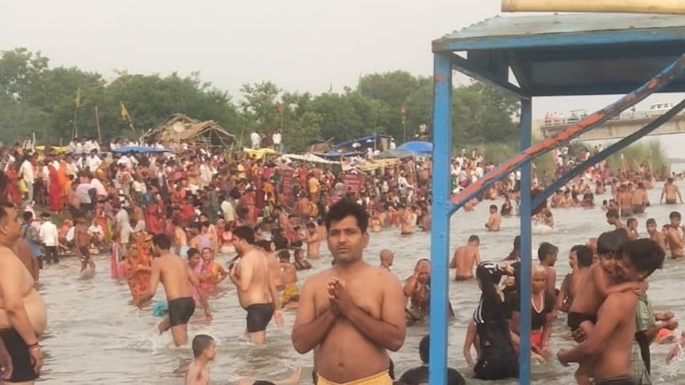 Somvati Amavasya 2022 huge crowd of pilgrims gathered on ganga ghats in kasganj