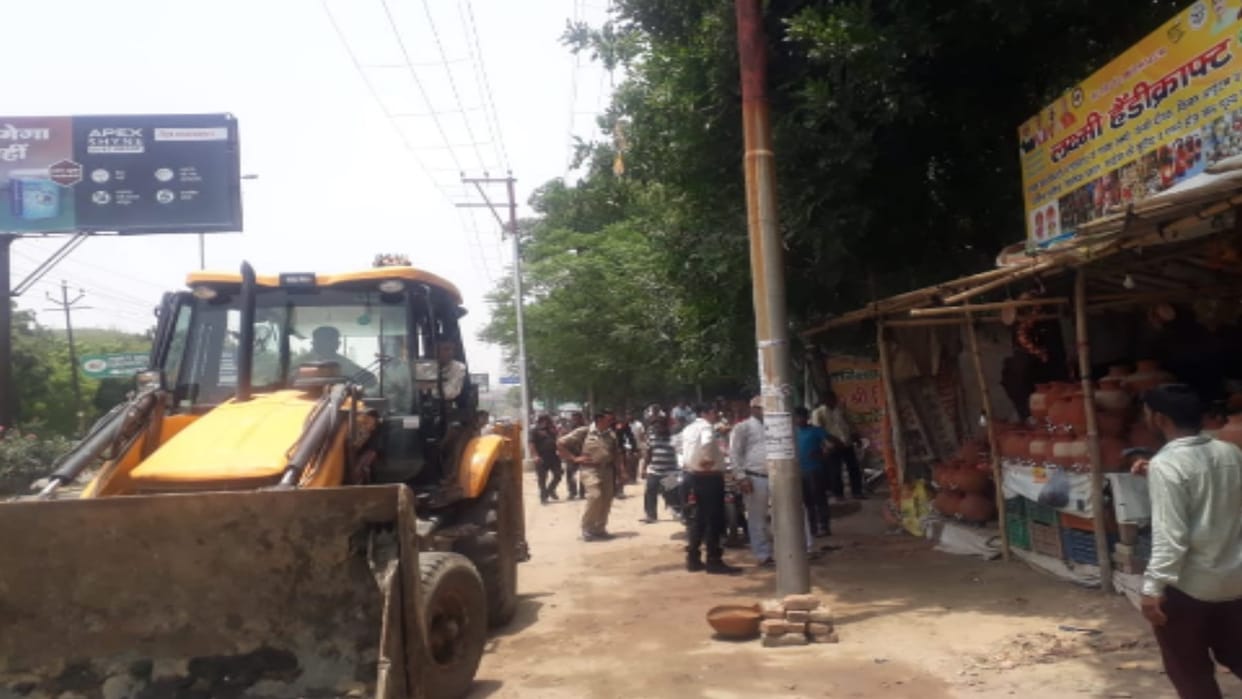 Meerut News: Municipal officials removed the encroachment by bulldozer at Medical Meerut