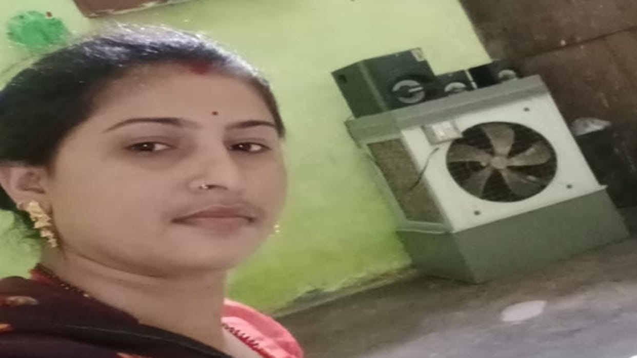 Jhansi: Wife hanged herself, Husband kept crying by sitting near the dead body all night