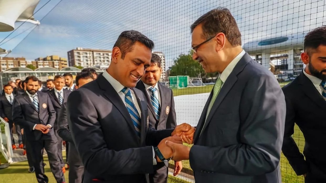 Sanjeev Goenka Shares picture with MS Dhoni wrote with one of the greatest in cricket ever