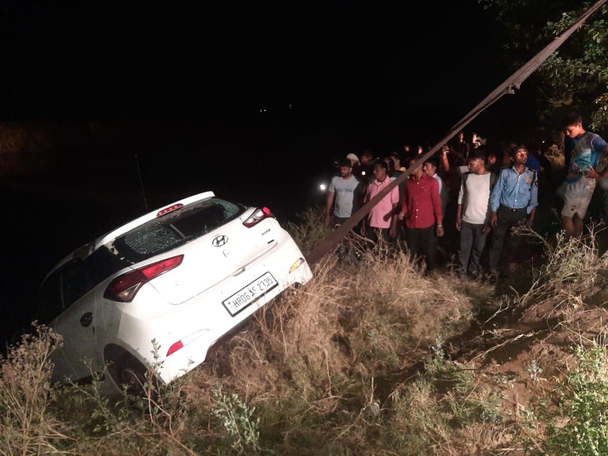 I-20 car fell in canal, after two hours villagers took out car with the help of Hydra machine, body of youth found