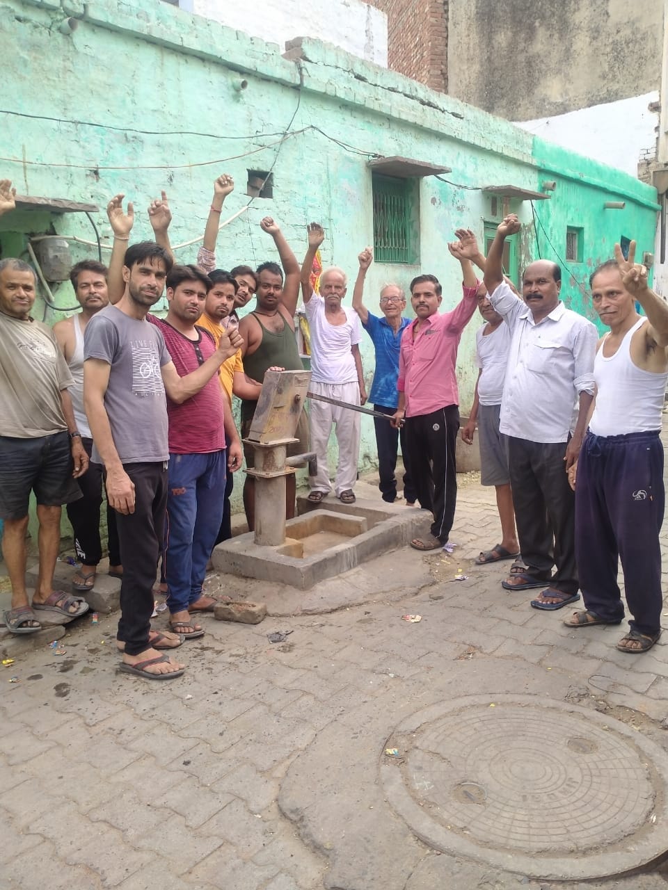 Hathras: Water shortage in ward number 22, most of the hand pumps are bad