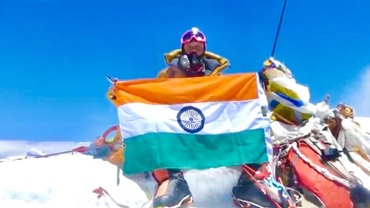 Air Force officer posted in Prayagraj hoisted the tricolor on Everest