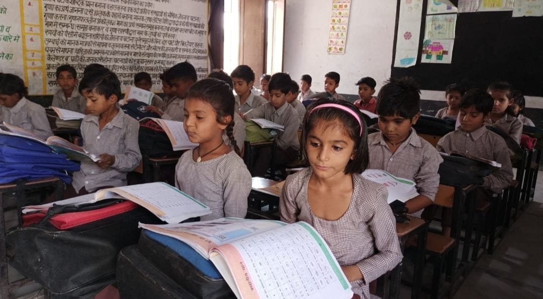 Books did not reach the schools, the teacher said - how to give reading assignments