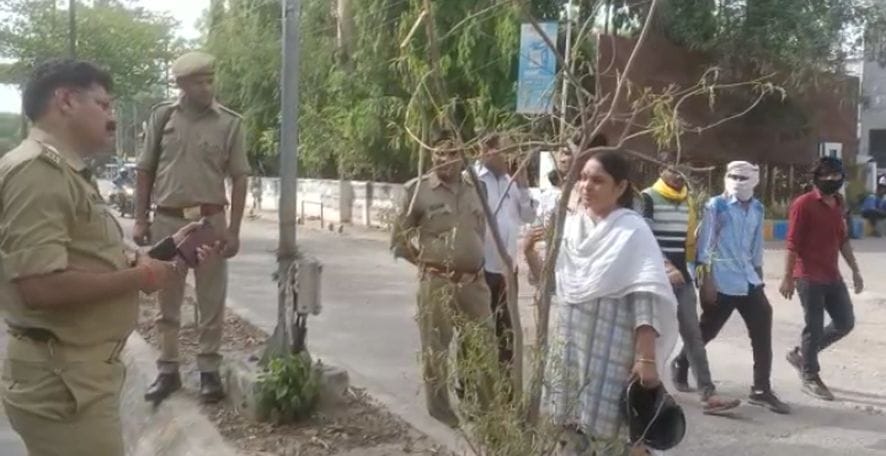Five lakh looted in broad daylight from female inspector