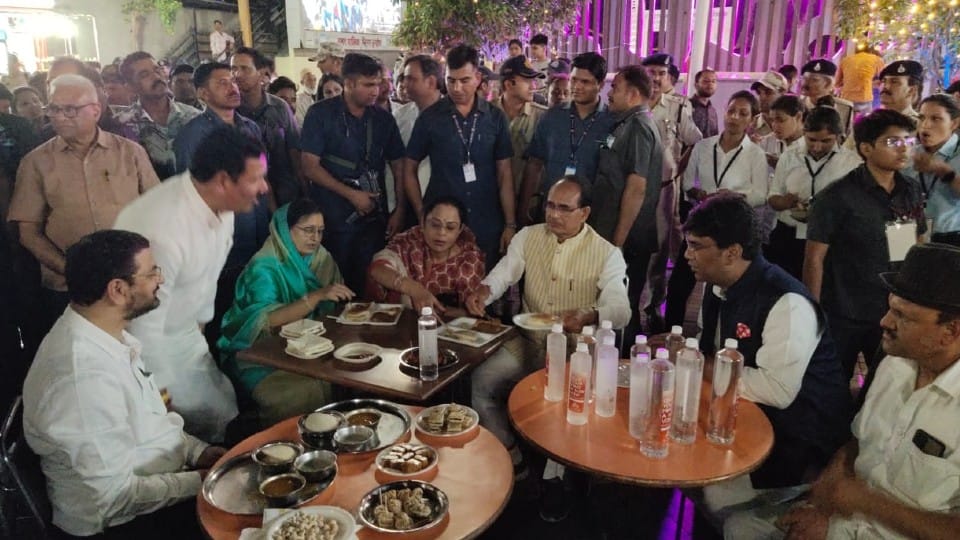 Indore: CM Shivraj, dressed in the colors of Indore, reached 56 shops with wife Sadhna, ditched pavbhaji, played drums in Malwa festival